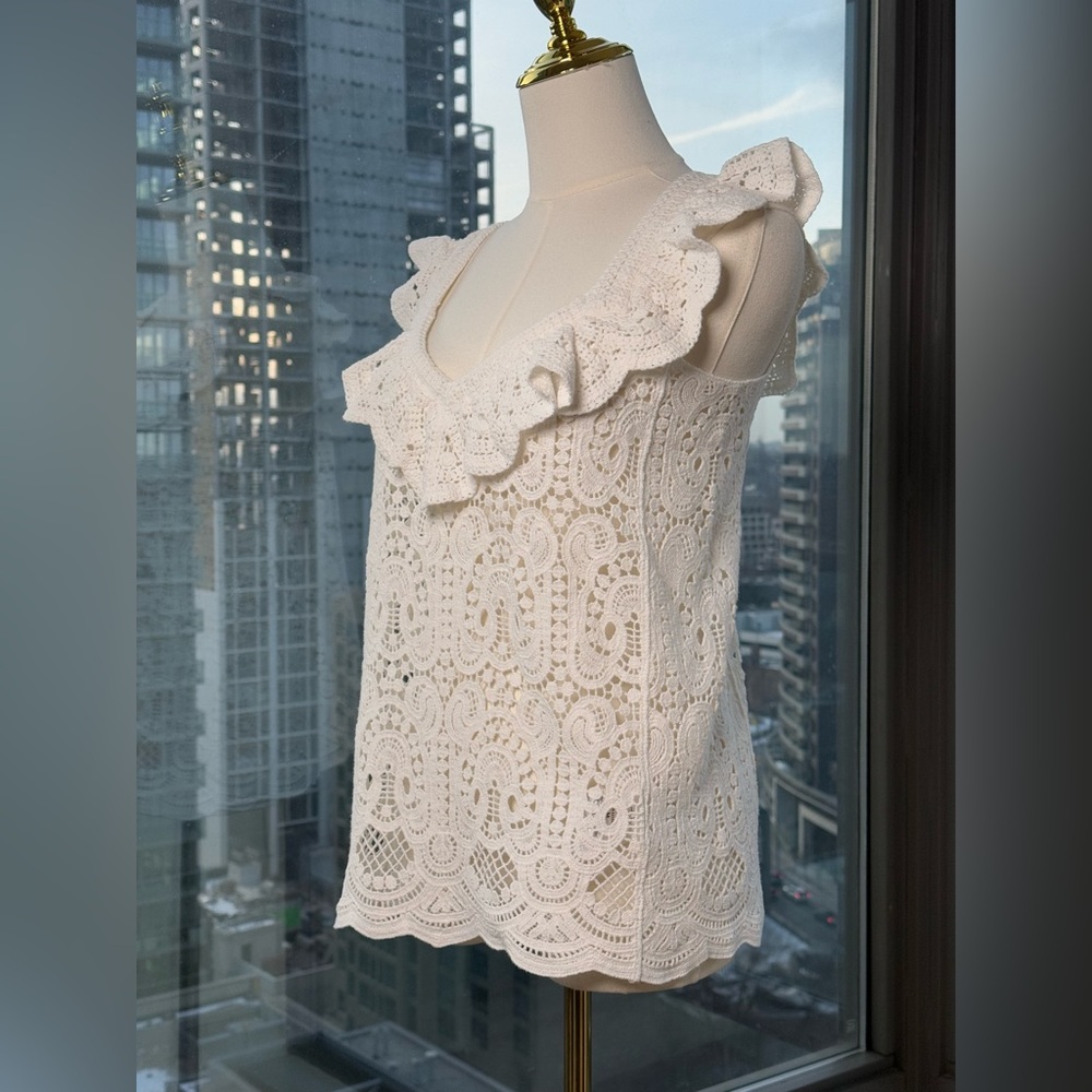 🆕 FARM Rio 🧿 NWOT Delicate White Crochet V-Neck Cami with Ruffle, Sz M